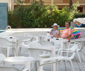 07-06-2018 SHOWBIZZ; FRANS BAUER OP VAKANTIE MET 200 UITBUNDIGE FANS.Dit jaar met 3 Van der VALK bussen naar Playa de Aro in Spanje.Een hele week feest met Frans als reisleider. Het was een echt feestje. foto: Albert den Iseger