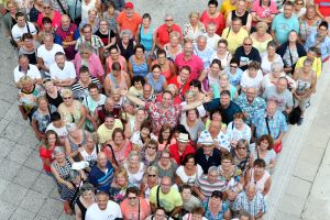 07-06-2018 SHOWBIZZ; FRANS BAUER OP VAKANTIE MET 200 UITBUNDIGE FANS.Dit jaar met 3 Van der VALK bussen naar Playa de Aro in Spanje.Een hele week feest met Frans als reisleider. Het was een echt feestje. foto: Albert den Iseger