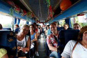 07-06-2018 SHOWBIZZ; FRANS BAUER OP VAKANTIE MET 200 UITBUNDIGE FANS.Dit jaar met 3 Van der VALK bussen naar Playa de Aro in Spanje.Een hele week feest met Frans als reisleider. Het was een echt feestje. foto: Albert den Iseger