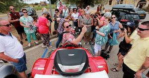 07-06-2018 SHOWBIZZ; FRANS BAUER OP VAKANTIE MET 200 UITBUNDIGE FANS.Dit jaar met 3 Van der VALK bussen naar Playa de Aro in Spanje.Een hele week feest met Frans als reisleider. Het was een echt feestje. foto: Albert den Iseger