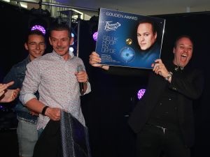 07-06-2018 SHOWBIZZ; FRANS BAUER OP VAKANTIE MET 200 UITBUNDIGE FANS.Dit jaar met 3 Van der VALK bussen naar Playa de Aro in Spanje.Een hele week feest met Frans als reisleider. Het was een echt feestje. foto: Albert den Iseger