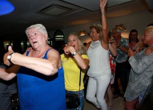 07-06-2018 SHOWBIZZ; FRANS BAUER OP VAKANTIE MET 200 UITBUNDIGE FANS.Dit jaar met 3 Van der VALK bussen naar Playa de Aro in Spanje.Een hele week feest met Frans als reisleider. Het was een echt feestje. foto: Albert den Iseger