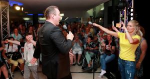 07-06-2018 SHOWBIZZ; FRANS BAUER OP VAKANTIE MET 200 UITBUNDIGE FANS.Dit jaar met 3 Van der VALK bussen naar Playa de Aro in Spanje.Een hele week feest met Frans als reisleider. Het was een echt feestje. foto: Albert den Iseger