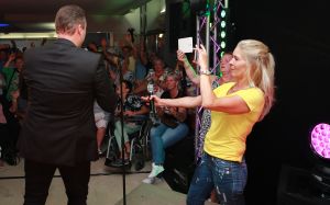 07-06-2018 SHOWBIZZ; FRANS BAUER OP VAKANTIE MET 200 UITBUNDIGE FANS.Dit jaar met 3 Van der VALK bussen naar Playa de Aro in Spanje.Een hele week feest met Frans als reisleider. Het was een echt feestje. foto: Albert den Iseger