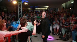 07-06-2018 SHOWBIZZ; FRANS BAUER OP VAKANTIE MET 200 UITBUNDIGE FANS.Dit jaar met 3 Van der VALK bussen naar Playa de Aro in Spanje.Een hele week feest met Frans als reisleider. Het was een echt feestje. foto: Albert den Iseger