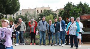 07-06-2018 SHOWBIZZ; FRANS BAUER OP VAKANTIE MET 200 UITBUNDIGE FANS.Dit jaar met 3 Van der VALK bussen naar Playa de Aro in Spanje.Een hele week feest met Frans als reisleider. Het was een echt feestje. foto: Albert den Iseger