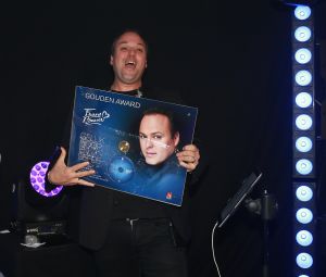 06-06-2018 SHOWBIZZ; FRANS BAUER KRIJGT OPNIEUW GOUDEN PLAAT.Uit handen van zijn broer Dorus kreeg Frans vandaag opnieuw een gouden plaat voor GELUK HOOP EN LIEFDE. Dolblij en vooral verrast was Frans en deelde zijn geluk met de 200 mee gereisde fans in hotel Van der Valk in het Spaanse Playa de Aro. het is al 3 dagen feest hier en er komen er nog 2 wat zullen wij dit uitbundig gaan vieren met familie en fans, aldus Frans.
foto: Albert den Iseger