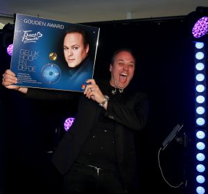 06-06-2018 SHOWBIZZ; FRANS BAUER KRIJGT OPNIEUW GOUDEN PLAAT.Uit handen van zijn broer Dorus kreeg Frans vandaag opnieuw een gouden plaat voor GELUK HOOP EN LIEFDE. Dolblij en vooral verrast was Frans en deelde zijn geluk met de 200 mee gereisde fans in hotel Van der Valk in het Spaanse Playa de Aro. het is al 3 dagen feest hier en er komen er nog 2 wat zullen wij dit uitbundig gaan vieren met familie en fans, aldus Frans.
foto: Albert den Iseger