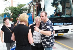 07-06-2018 SHOWBIZZ; FRANS BAUER OP VAKANTIE MET 200 UITBUNDIGE FANS.Dit jaar met 3 Van der VALK bussen naar Playa de Aro in Spanje.Een hele week feest met Frans als reisleider. Het was een echt feestje.
foto: Albert den Iseger