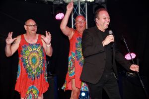 07-06-2018 SHOWBIZZ; FRANS BAUER OP VAKANTIE MET 200 UITBUNDIGE FANS.Dit jaar met 3 Van der VALK bussen naar Playa de Aro in Spanje.Een hele week feest met Frans als reisleider. Het was een echt feestje.
foto: Albert den Iseger