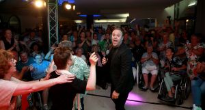 07-06-2018 SHOWBIZZ; FRANS BAUER OP VAKANTIE MET 200 UITBUNDIGE FANS.Dit jaar met 3 Van der VALK bussen naar Playa de Aro in Spanje.Een hele week feest met Frans als reisleider. Het was een echt feestje.
foto: Albert den Iseger