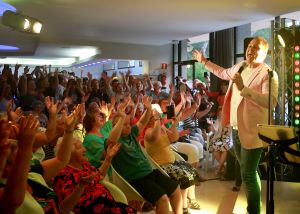 07-06-2018 SHOWBIZZ; FRANS BAUER OP VAKANTIE MET 200 UITBUNDIGE FANS.Dit jaar met 3 Van der VALK bussen naar Playa de Aro in Spanje.Een hele week feest met Frans als reisleider. Het was een echt feestje.
foto: Albert den Iseger