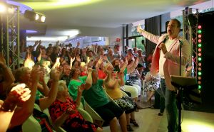 07-06-2018 SHOWBIZZ; FRANS BAUER OP VAKANTIE MET 200 UITBUNDIGE FANS.Dit jaar met 3 Van der VALK bussen naar Playa de Aro in Spanje.Een hele week feest met Frans als reisleider. Het was een echt feestje.
foto: Albert den Iseger