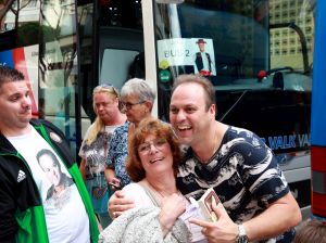 07-06-2018 SHOWBIZZ; FRANS BAUER OP VAKANTIE MET 200 UITBUNDIGE FANS.Dit jaar met 3 Van der VALK bussen naar Playa de Aro in Spanje.Een hele week feest met Frans als reisleider. Het was een echt feestje.
foto: Albert den Iseger