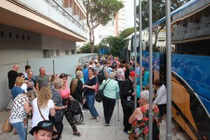 07-06-2018 SHOWBIZZ; FRANS BAUER OP VAKANTIE MET 200 UITBUNDIGE FANS.Dit jaar met 3 Van der VALK bussen naar Playa de Aro in Spanje.Een hele week feest met Frans als reisleider. Het was een echt feestje.
foto: Albert den Iseger