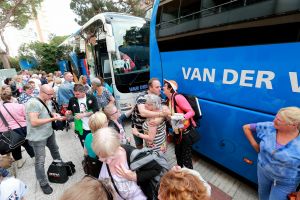 07-06-2018 SHOWBIZZ; FRANS BAUER OP VAKANTIE MET 200 UITBUNDIGE FANS.Dit jaar met 3 Van der VALK bussen naar Playa de Aro in Spanje.Een hele week feest met Frans als reisleider. Het was een echt feestje.
foto: Albert den Iseger