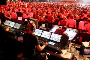 16-06-2018 SHOWBIZZ; TINO MARTIN IN THE ROUND ZIGGO DOME. Tino Martin stond weer in de Ziggo Dome voor 18500 uitbundige fans. Wat een feest voor zijn fans en de familie van Tino Martin. Een show van wereldformaat, alles klopte in de bomvolle Ziggo Dome, goed geluid en licht plus een  perfecte show.Het nummer LATER ALS IK GROTER BEN is achterhaald, hij is al de grootste. foto: Albert den Iseger