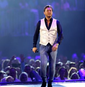 16-06-2018 SHOWBIZZ; TINO MARTIN IN THE ROUND ZIGGO DOME. Tino Martin stond weer in de Ziggo Dome voor 18500 uitbundige fans. Wat een feest voor zijn fans en de familie van Tino Martin. Een show van wereldformaat, alles klopte in de bomvolle Ziggo Dome, goed geluid en licht plus een  perfecte show.Het nummer LATER ALS IK GROTER BEN is achterhaald, hij is al de grootste. foto: Albert den Iseger