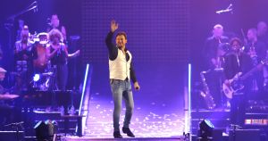 16-06-2018 SHOWBIZZ; TINO MARTIN IN THE ROUND ZIGGO DOME. Tino Martin stond weer in de Ziggo Dome voor 18500 uitbundige fans. Wat een feest voor zijn fans en de familie van Tino Martin. Een show van wereldformaat, alles klopte in de bomvolle Ziggo Dome, goed geluid en licht plus een  perfecte show.Het nummer LATER ALS IK GROTER BEN is achterhaald, hij is al de grootste. foto: Albert den Iseger