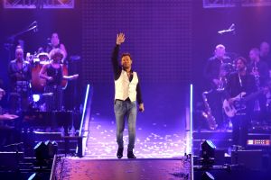 16-06-2018 SHOWBIZZ; TINO MARTIN IN THE ROUND ZIGGO DOME. Tino Martin stond weer in de Ziggo Dome voor 18500 uitbundige fans. Wat een feest voor zijn fans en de familie van Tino Martin. Een show van wereldformaat, alles klopte in de bomvolle Ziggo Dome, goed geluid en licht plus een  perfecte show.Het nummer LATER ALS IK GROTER BEN is achterhaald, hij is al de grootste. foto: Albert den Iseger