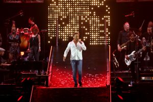 16-06-2018 SHOWBIZZ; TINO MARTIN IN THE ROUND ZIGGO DOME. Tino Martin stond weer in de Ziggo Dome voor 18500 uitbundige fans. Wat een feest voor zijn fans en de familie van Tino Martin. Een show van wereldformaat, alles klopte in de bomvolle Ziggo Dome, goed geluid en licht plus een  perfecte show.Het nummer LATER ALS IK GROTER BEN is achterhaald, hij is al de grootste. foto: Albert den Iseger