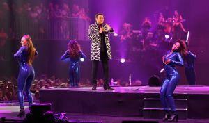 16-06-2018 SHOWBIZZ; TINO MARTIN IN THE ROUND ZIGGO DOME. Tino Martin stond weer in de Ziggo Dome voor 18500 uitbundige fans. Wat een feest voor zijn fans en de familie van Tino Martin. Een show van wereldformaat, alles klopte in de bomvolle Ziggo Dome, goed geluid en licht plus een  perfecte show.Het nummer LATER ALS IK GROTER BEN is achterhaald, hij is al de grootste. foto: Albert den Iseger