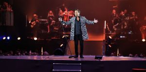 16-06-2018 SHOWBIZZ; TINO MARTIN IN THE ROUND ZIGGO DOME. Tino Martin stond weer in de Ziggo Dome voor 18500 uitbundige fans. Wat een feest voor zijn fans en de familie van Tino Martin. Een show van wereldformaat, alles klopte in de bomvolle Ziggo Dome, goed geluid en licht plus een  perfecte show.Het nummer LATER ALS IK GROTER BEN is achterhaald, hij is al de grootste. foto: Albert den Iseger