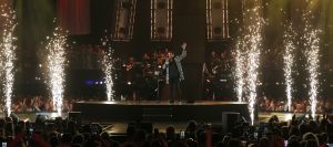 16-06-2018 SHOWBIZZ; TINO MARTIN IN THE ROUND ZIGGO DOME. Tino Martin stond weer in de Ziggo Dome voor 18500 uitbundige fans. Wat een feest voor zijn fans en de familie van Tino Martin. Een show van wereldformaat, alles klopte in de bomvolle Ziggo Dome, goed geluid en licht plus een  perfecte show.Het nummer LATER ALS IK GROTER BEN is achterhaald, hij is al de grootste. foto: Albert den Iseger