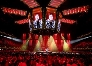 16-06-2018 SHOWBIZZ; TINO MARTIN IN THE ROUND ZIGGO DOME. Tino Martin stond weer in de Ziggo Dome voor 18500 uitbundige fans. Wat een feest voor zijn fans en de familie van Tino Martin. Een show van wereldformaat, alles klopte in de bomvolle Ziggo Dome, goed geluid en licht plus een  perfecte show.Het nummer LATER ALS IK GROTER BEN is achterhaald, hij is al de grootste. foto: Albert den Iseger