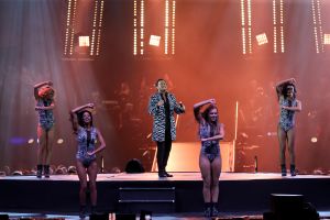 16-06-2018 SHOWBIZZ; TINO MARTIN IN THE ROUND ZIGGO DOME. Tino Martin stond weer in de Ziggo Dome voor 18500 uitbundige fans. Wat een feest voor zijn fans en de familie van Tino Martin. Een show van wereldformaat, alles klopte in de bomvolle Ziggo Dome, goed geluid en licht plus een  perfecte show.Het nummer LATER ALS IK GROTER BEN is achterhaald, hij is al de grootste. foto: Albert den Iseger