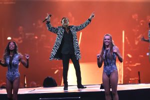 16-06-2018 SHOWBIZZ; TINO MARTIN IN THE ROUND ZIGGO DOME. Tino Martin stond weer in de Ziggo Dome voor 18500 uitbundige fans. Wat een feest voor zijn fans en de familie van Tino Martin. Een show van wereldformaat, alles klopte in de bomvolle Ziggo Dome, goed geluid en licht plus een  perfecte show.Het nummer LATER ALS IK GROTER BEN is achterhaald, hij is al de grootste. foto: Albert den Iseger