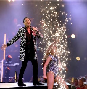 16-06-2018 SHOWBIZZ; TINO MARTIN IN THE ROUND ZIGGO DOME. Tino Martin stond weer in de Ziggo Dome voor 18500 uitbundige fans. Wat een feest voor zijn fans en de familie van Tino Martin. Een show van wereldformaat, alles klopte in de bomvolle Ziggo Dome, goed geluid en licht plus een  perfecte show.Het nummer LATER ALS IK GROTER BEN is achterhaald, hij is al de grootste. foto: Albert den Iseger