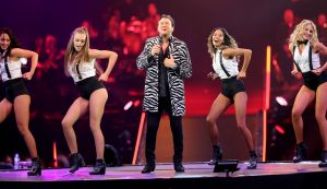 16-06-2018 SHOWBIZZ; TINO MARTIN IN THE ROUND ZIGGO DOME. Tino Martin stond weer in de Ziggo Dome voor 18500 uitbundige fans. Wat een feest voor zijn fans en de familie van Tino Martin. Een show van wereldformaat, alles klopte in de bomvolle Ziggo Dome, goed geluid en licht plus een  perfecte show.Het nummer LATER ALS IK GROTER BEN is achterhaald, hij is al de grootste. foto: Albert den Iseger