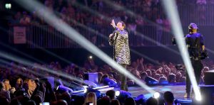 16-06-2018 SHOWBIZZ; TINO MARTIN IN THE ROUND ZIGGO DOME. Tino Martin stond weer in de Ziggo Dome voor 18500 uitbundige fans. Wat een feest voor zijn fans en de familie van Tino Martin. Een show van wereldformaat, alles klopte in de bomvolle Ziggo Dome, goed geluid en licht plus een  perfecte show.Het nummer LATER ALS IK GROTER BEN is achterhaald, hij is al de grootste. foto: Albert den Iseger