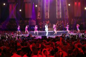 16-06-2018 SHOWBIZZ; TINO MARTIN IN THE ROUND ZIGGO DOME. Tino Martin stond weer in de Ziggo Dome voor 18500 uitbundige fans. Wat een feest voor zijn fans en de familie van Tino Martin. Een show van wereldformaat, alles klopte in de bomvolle Ziggo Dome, goed geluid en licht plus een  perfecte show.Het nummer LATER ALS IK GROTER BEN is achterhaald, hij is al de grootste. foto: Albert den Iseger