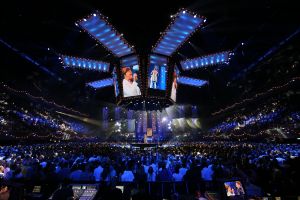 16-06-2018 SHOWBIZZ; TINO MARTIN IN THE ROUND ZIGGO DOME. Tino Martin stond weer in de Ziggo Dome voor 18500 uitbundige fans. Wat een feest voor zijn fans en de familie van Tino Martin. Een show van wereldformaat, alles klopte in de bomvolle Ziggo Dome, goed geluid en licht plus een  perfecte show.Het nummer LATER ALS IK GROTER BEN is achterhaald, hij is al de grootste. foto: Albert den Iseger