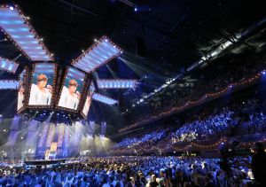 16-06-2018 SHOWBIZZ; TINO MARTIN IN THE ROUND ZIGGO DOME. Tino Martin stond weer in de Ziggo Dome voor 18500 uitbundige fans. Wat een feest voor zijn fans en de familie van Tino Martin. Een show van wereldformaat, alles klopte in de bomvolle Ziggo Dome, goed geluid en licht plus een  perfecte show.Het nummer LATER ALS IK GROTER BEN is achterhaald, hij is al de grootste. foto: Albert den Iseger