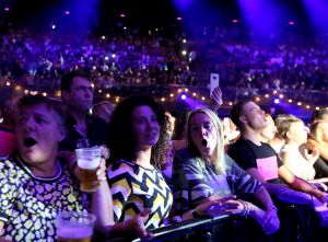 16-06-2018 SHOWBIZZ; TINO MARTIN IN THE ROUND ZIGGO DOME. Tino Martin stond weer in de Ziggo Dome voor 18500 uitbundige fans. Wat een feest voor zijn fans en de familie van Tino Martin. Een show van wereldformaat, alles klopte in de bomvolle Ziggo Dome, goed geluid en licht plus een  perfecte show.Het nummer LATER ALS IK GROTER BEN is achterhaald, hij is al de grootste. foto: Albert den Iseger