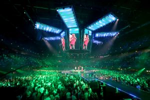 16-06-2018 SHOWBIZZ; TINO MARTIN IN THE ROUND ZIGGO DOME. Tino Martin stond weer in de Ziggo Dome voor 18500 uitbundige fans. Wat een feest voor zijn fans en de familie van Tino Martin. Een show van wereldformaat, alles klopte in de bomvolle Ziggo Dome, goed geluid en licht plus een  perfecte show.Het nummer LATER ALS IK GROTER BEN is achterhaald, hij is al de grootste. foto: Albert den Iseger