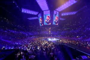 16-06-2018 SHOWBIZZ; TINO MARTIN IN THE ROUND ZIGGO DOME. Tino Martin stond weer in de Ziggo Dome voor 18500 uitbundige fans. Wat een feest voor zijn fans en de familie van Tino Martin. Een show van wereldformaat, alles klopte in de bomvolle Ziggo Dome, goed geluid en licht plus een  perfecte show.Het nummer LATER ALS IK GROTER BEN is achterhaald, hij is al de grootste. foto: Albert den Iseger