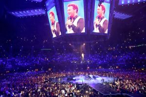 16-06-2018 SHOWBIZZ; TINO MARTIN IN THE ROUND ZIGGO DOME. Tino Martin stond weer in de Ziggo Dome voor 18500 uitbundige fans. Wat een feest voor zijn fans en de familie van Tino Martin. Een show van wereldformaat, alles klopte in de bomvolle Ziggo Dome, goed geluid en licht plus een  perfecte show.Het nummer LATER ALS IK GROTER BEN is achterhaald, hij is al de grootste. foto: Albert den Iseger