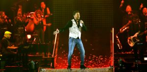 16-06-2018 SHOWBIZZ; TINO MARTIN IN THE ROUND ZIGGO DOME. Tino Martin stond weer in de Ziggo Dome voor 18500 uitbundige fans. Wat een feest voor zijn fans en de familie van Tino Martin. Een show van wereldformaat, alles klopte in de bomvolle Ziggo Dome, goed geluid en licht plus een  perfecte show.Het nummer LATER ALS IK GROTER BEN is achterhaald, hij is al de grootste. foto: Albert den Iseger