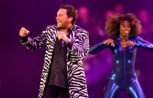 16-06-2018 SHOWBIZZ; TINO MARTIN IN THE ROUND ZIGGO DOME. Tino Martin stond weer in de Ziggo Dome voor 18500 uitbundige fans. Wat een feest voor zijn fans en de familie van Tino Martin. Een show van wereldformaat, alles klopte in de bomvolle Ziggo Dome, goed geluid en licht plus een  perfecte show.Het nummer LATER ALS IK GROTER BEN is achterhaald, hij is al de grootste. foto: Albert den Iseger