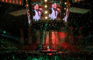 16-06-2018 SHOWBIZZ; TINO MARTIN IN THE ROUND ZIGGO DOME. Tino Martin stond weer in de Ziggo Dome voor 18500 uitbundige fans. Wat een feest voor zijn fans en de familie van Tino Martin. Een show van wereldformaat, alles klopte in de bomvolle Ziggo Dome, goed geluid en licht plus een  perfecte show.Het nummer LATER ALS IK GROTER BEN is achterhaald, hij is al de grootste. foto: Albert den Iseger