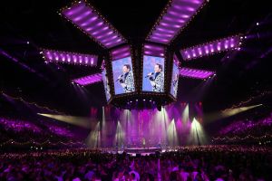 16-06-2018 SHOWBIZZ; TINO MARTIN IN THE ROUND ZIGGO DOME. Tino Martin stond weer in de Ziggo Dome voor 18500 uitbundige fans. Wat een feest voor zijn fans en de familie van Tino Martin. Een show van wereldformaat, alles klopte in de bomvolle Ziggo Dome, goed geluid en licht plus een  perfecte show.Het nummer LATER ALS IK GROTER BEN is achterhaald, hij is al de grootste.
foto: Albert den Iseger