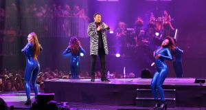 16-06-2018 SHOWBIZZ; TINO MARTIN IN THE ROUND ZIGGO DOME. Tino Martin stond weer in de Ziggo Dome voor 18500 uitbundige fans. Wat een feest voor zijn fans en de familie van Tino Martin. Een show van wereldformaat, alles klopte in de bomvolle Ziggo Dome, goed geluid en licht plus een  perfecte show.Het nummer LATER ALS IK GROTER BEN is achterhaald, hij is al de grootste. foto: Albert den Iseger