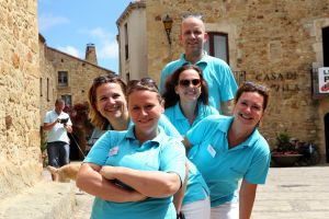 07-06-2018 SHOWBIZZ; FRANS BAUER OP VAKANTIE MET 200 UITBUNDIGE FANS.Dit jaar met 3 Van der VALK bussen naar Playa de Aro in Spanje.Een hele week feest met Frans als reisleider. Het was een echt feestje.
foto: Albert den Iseger