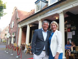 17-06-2019 NIEUWS; AD BESSELING IS MISTER PILAREN AL VOOR 50 JAAR. Vele bekende Bergenaren en bekenden uit de NL showbizz waren aanwezig  op het jubileumfeest van Ad Besseling,de uitbater van de huiskamer van Bergen. Het was gezellig tot diep in de Bergense nacht.
foto: Albert den Iseger