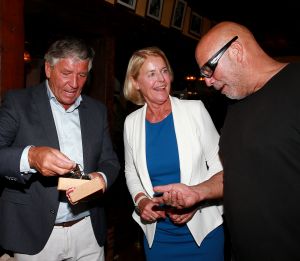 17-06-2019 NIEUWS; AD BESSELING IS MISTER PILAREN AL VOOR 50 JAAR. Vele bekende Bergenaren en bekenden uit de NL showbizz waren aanwezig  op het jubileumfeest van Ad Besseling,de uitbater van de huiskamer van Bergen. Het was gezellig tot diep in de Bergense nacht.
foto: Albert den Iseger