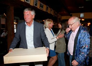 17-06-2019 NIEUWS; AD BESSELING IS MISTER PILAREN AL VOOR 50 JAAR. Vele bekende Bergenaren en bekenden uit de NL showbizz waren aanwezig  op het jubileumfeest van Ad Besseling,de uitbater van de huiskamer van Bergen. Het was gezellig tot diep in de Bergense nacht.
foto: Albert den Iseger